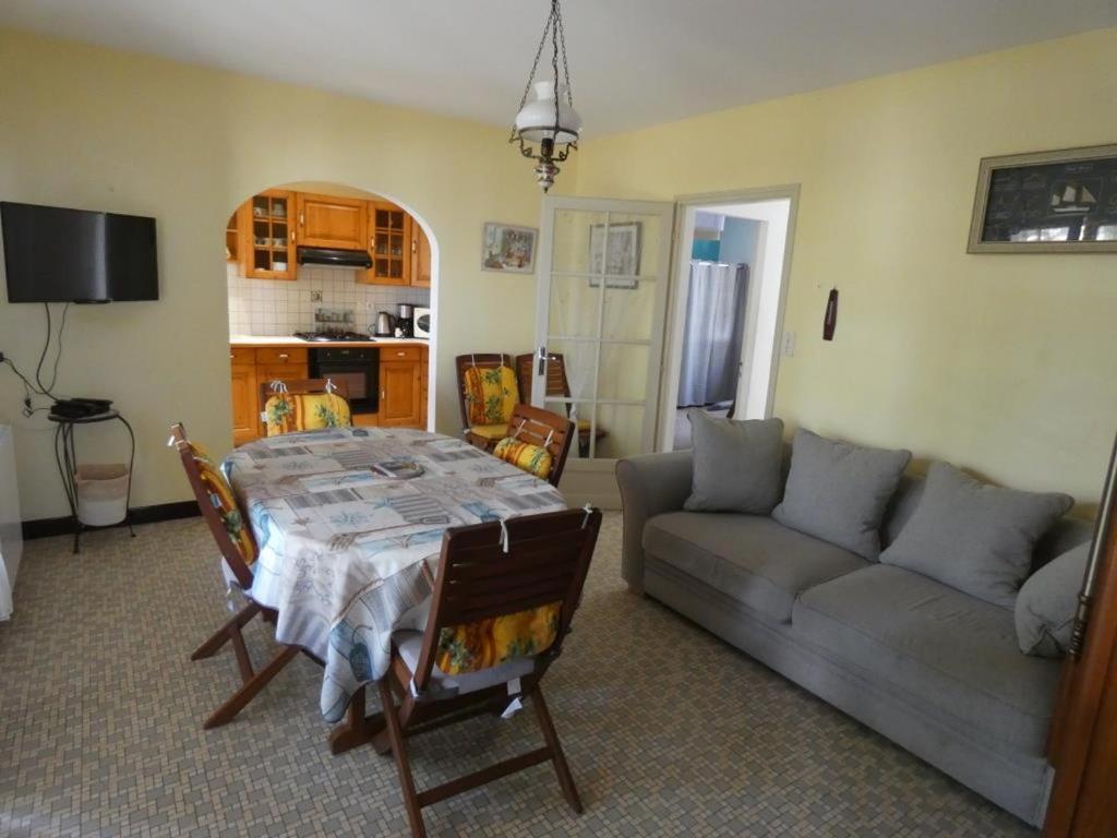 Kuchyňa alebo kuchynka v ubytovaní Maison près plage avec jardin, parking et animaux admis - FR-1-540-218