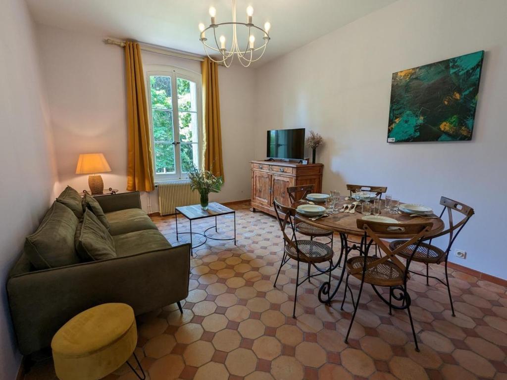 sala de estar con sofá y mesa en Gîte Chadurie, 4 pièces, 4 personnes - FR-1-653-233, en Chadurie
