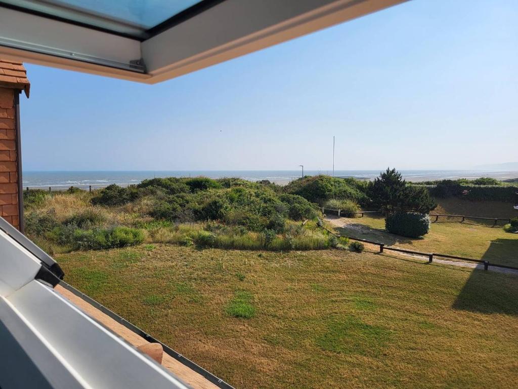 une vue sur l'océan depuis une maison dans l'établissement Duplex en front de mer avec balcon à Merville-Franceville-Plage - FR-1-465-99, à Merville-Franceville-Plage