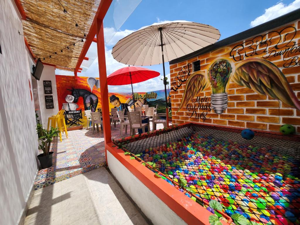 una piscina piena di palle colorate di PRADO DOWNTOWN a Medellín