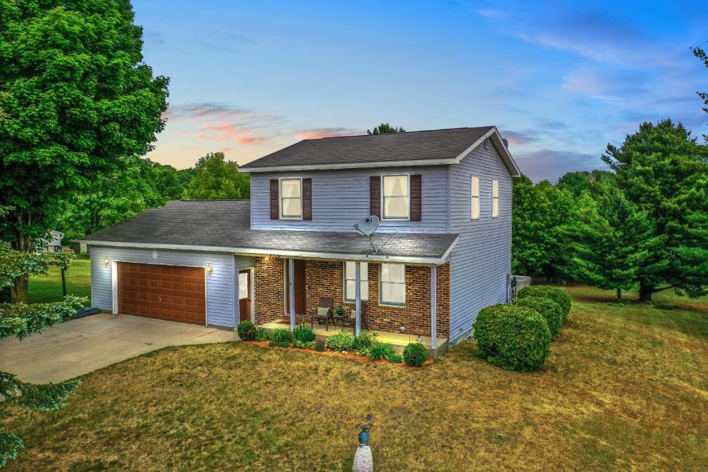 LONG LAKE RETREAT Hot tub, Pool table, Firepit, Traverse City (updated