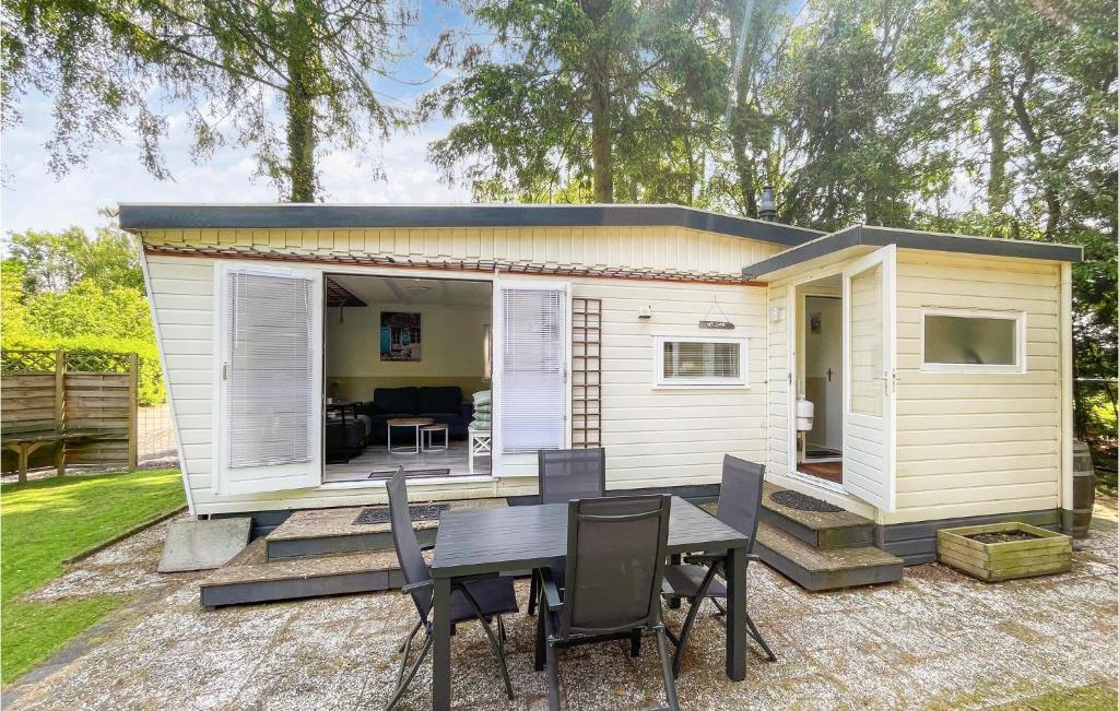 een tiny house met een tafel en stoelen bij Nummer 10 in Putten