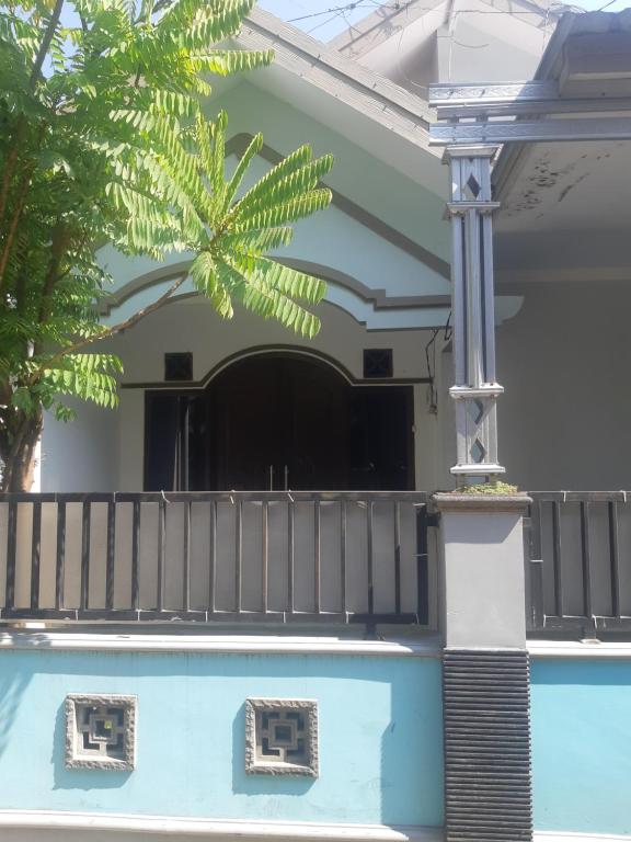 un porche delantero de una casa con una valla en Dafaira holidayhome batu, en Tlekung