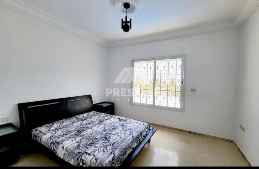 a bedroom with a bed and a window at Villa oussoua in Taguermess