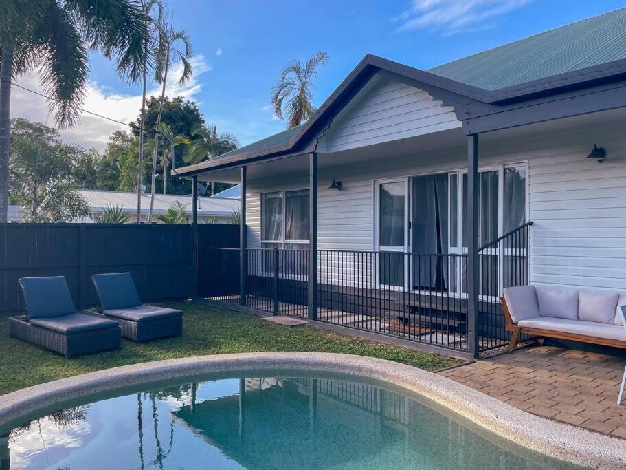 Bazén v ubytování Port Douglas Beach Cottage nebo v jeho okolí