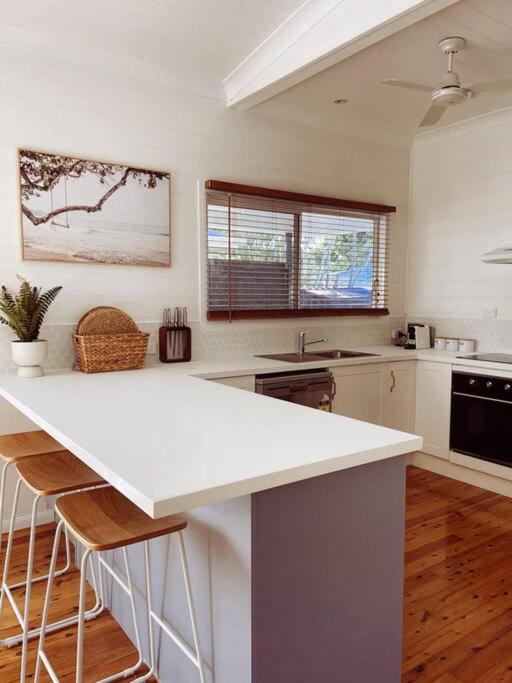 Kuchyň nebo kuchyňský kout v ubytování Port Douglas Beach Cottage