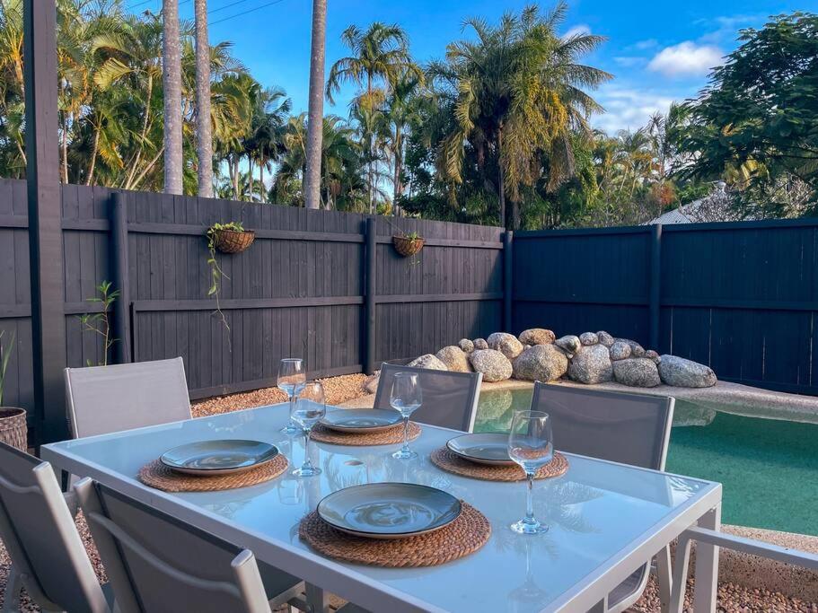 Bazén v ubytování Port Douglas Beach Cottage nebo v jeho okolí