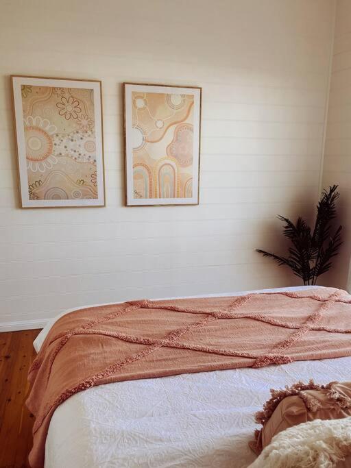 Postel nebo postele na pokoji v ubytování Port Douglas Beach Cottage