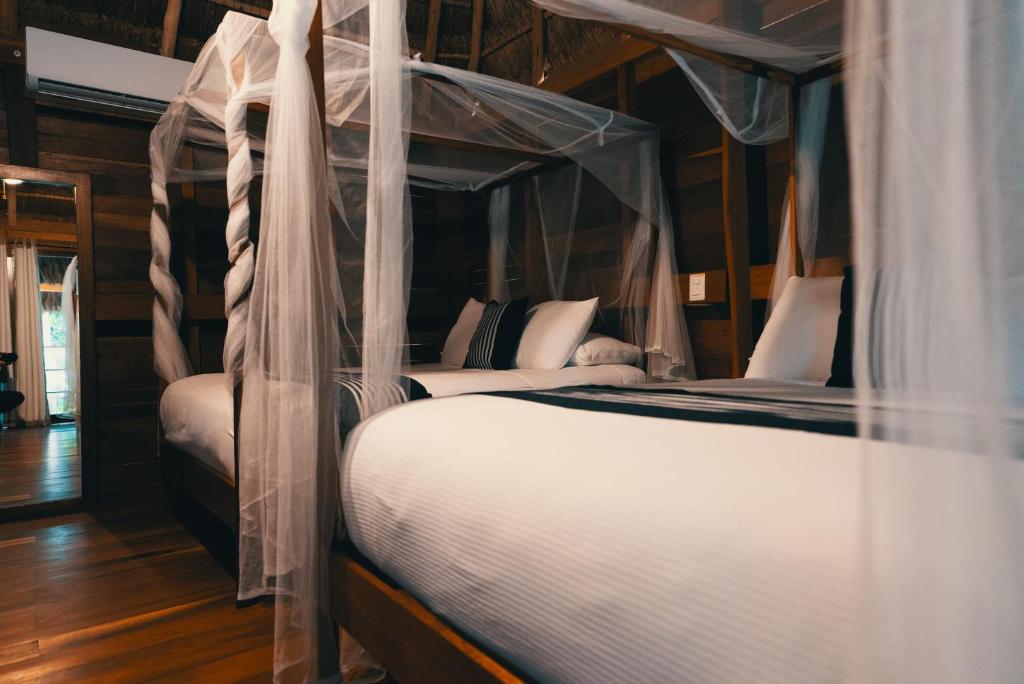 Postel nebo postele na pokoji v ubytování Bluebayou Bacalar