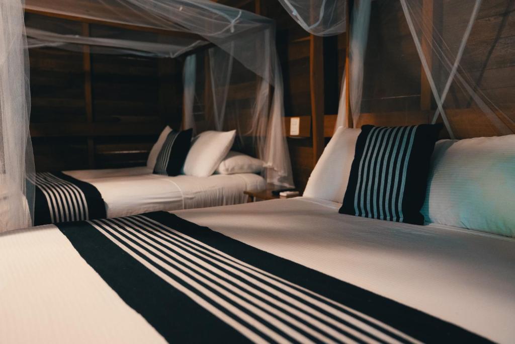 Postel nebo postele na pokoji v ubytování Bluebayou Bacalar