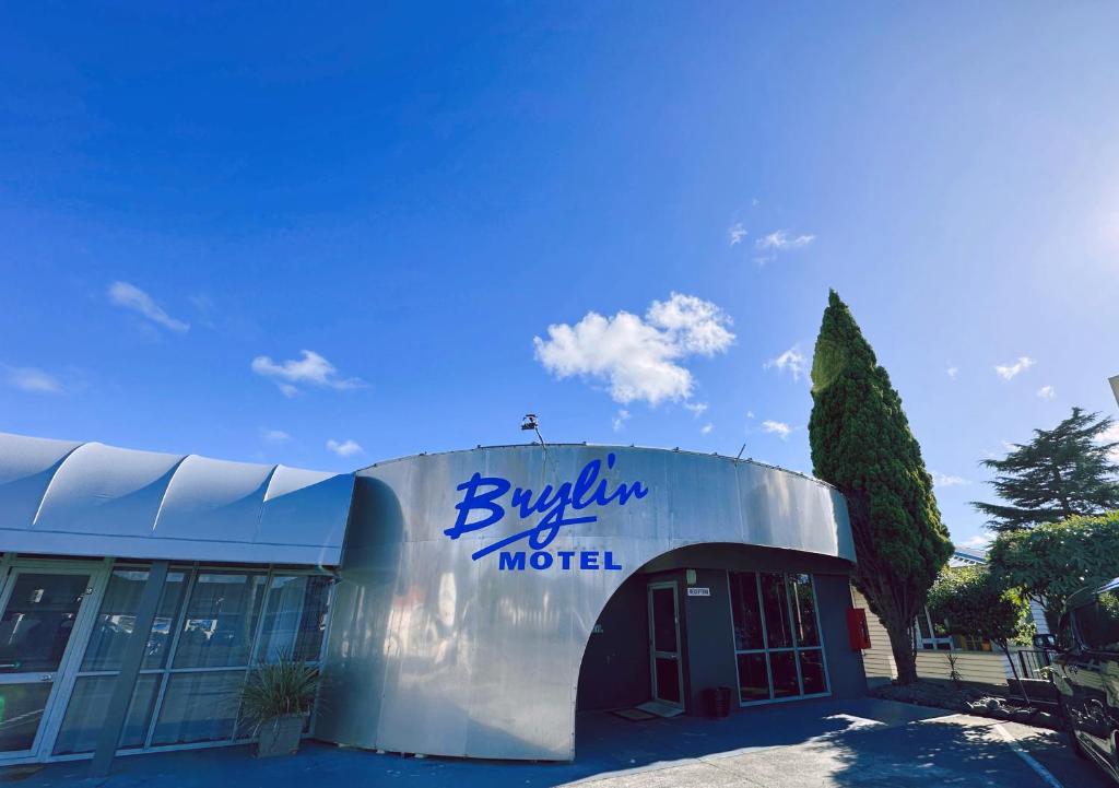 a building with a sign for a hotel at Brylin Motel in Rotorua