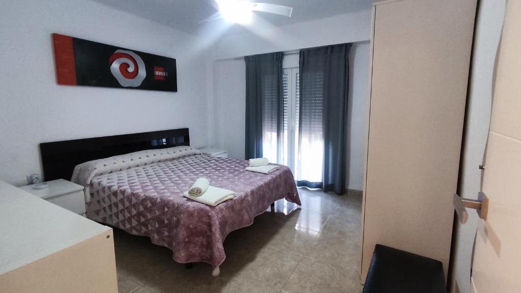 Postel nebo postele na pokoji v ubytování apartamento 20 metros playa WIFI SMART TV