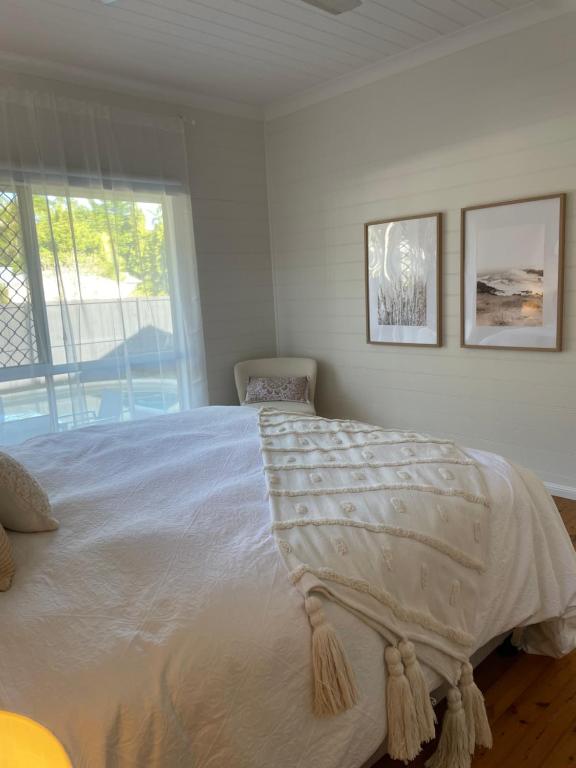 Postel nebo postele na pokoji v ubytování Port Douglas Beach Cottage