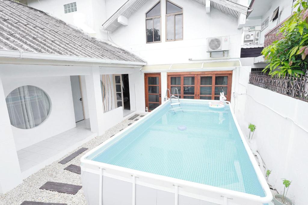 a swimming pool in the courtyard of a house at Ratchada Retreat Boutique Villa 1 in Bangkok