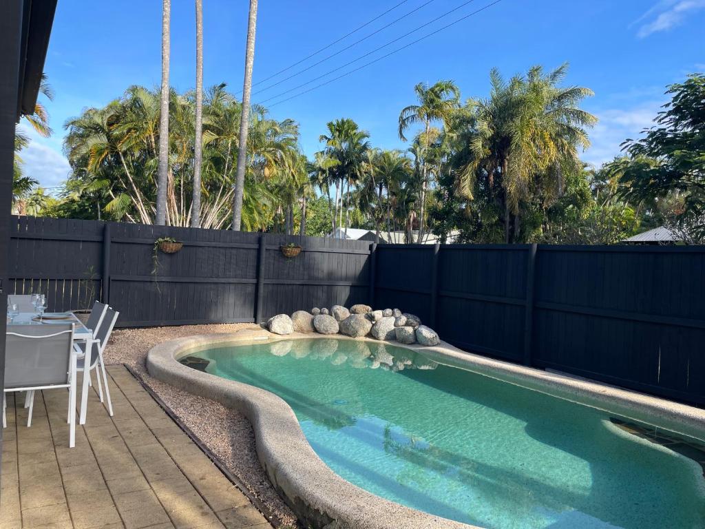 Bazén v ubytování Port Douglas Beach Cottage nebo v jeho okolí