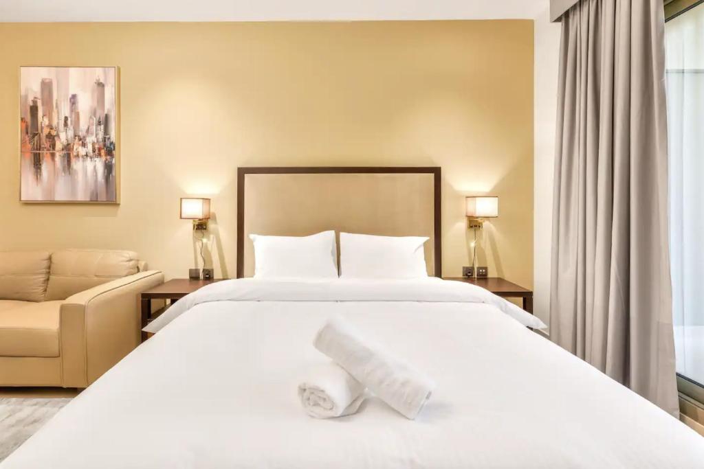 Llit o llits en una habitació de Residences at Elite Downtown Dubai