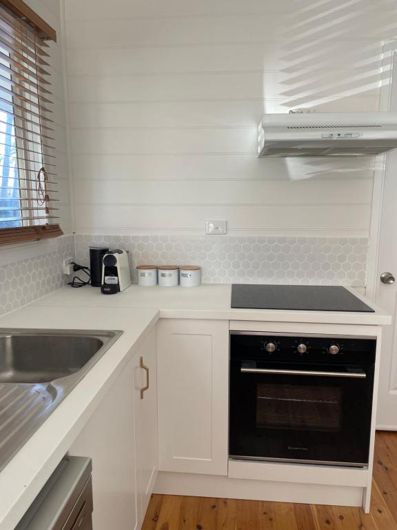 Kuchyň nebo kuchyňský kout v ubytování Port Douglas Beach Cottage
