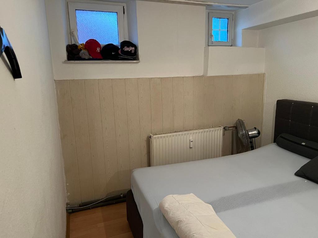 魯爾河畔米爾海姆的住宿－CHEAP ROOM IN A SHARED APARTMENT IN Mulheim, GERMANY，小房间设有床和窗户