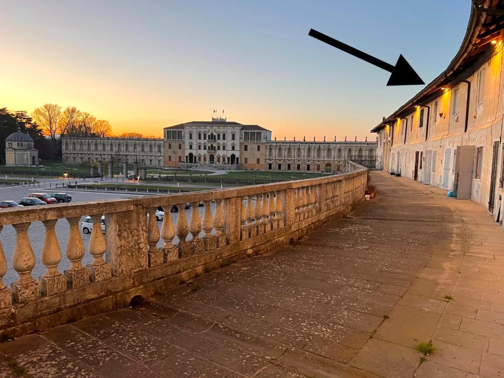 vistas a un edificio desde un puente en Boutique House Alle Loggie Palladiane di Villa Contarini en Piazzola sul Brenta