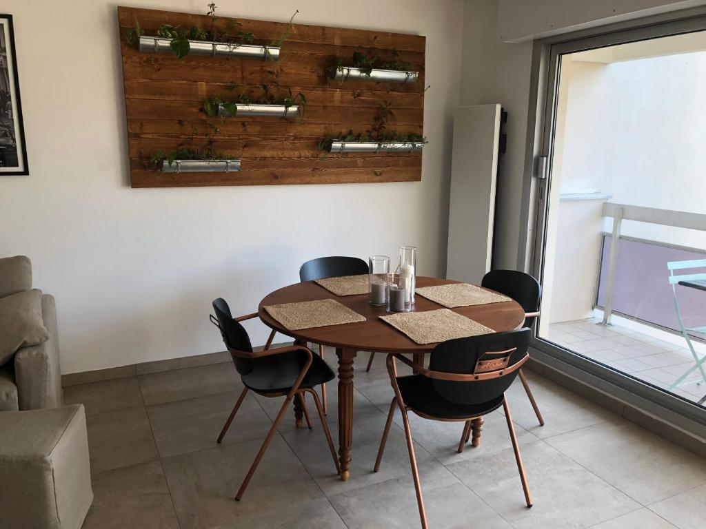 - une salle à manger avec une table et des chaises en bois dans l'établissement Appt 4 pers avec parking privé gratuit Le Touquet, à Le Touquet-Paris-Plage