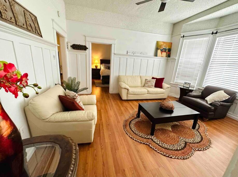 a living room with two couches and a coffee table at Misha’s Cozy Rare 3brm in Marysville