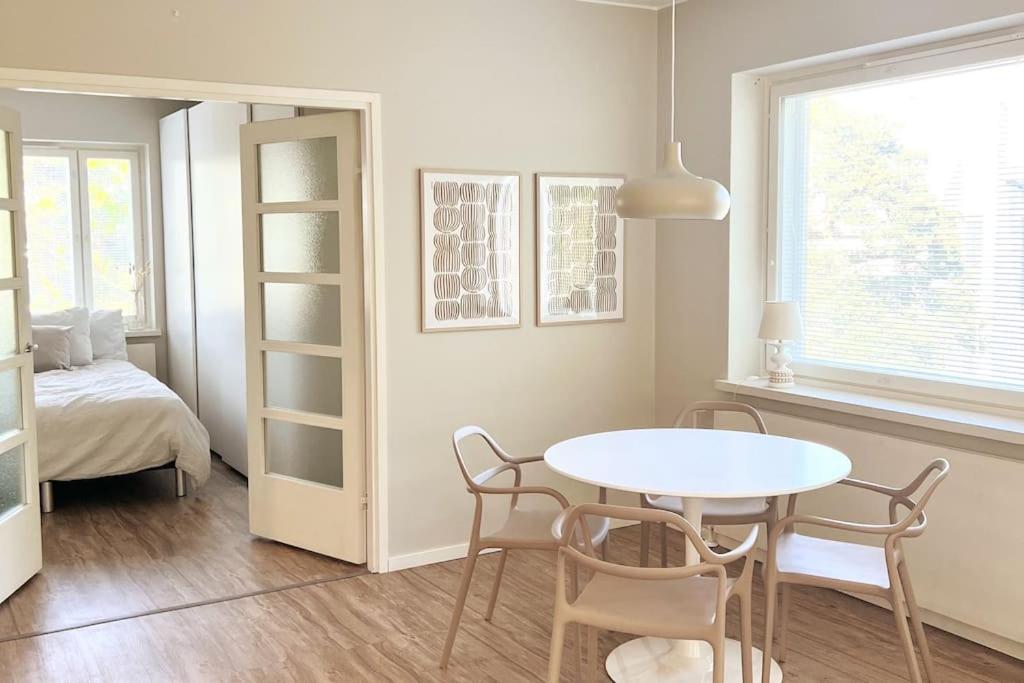 Habitación con mesa, sillas y cama en Puumaja Penthouse en Rauma