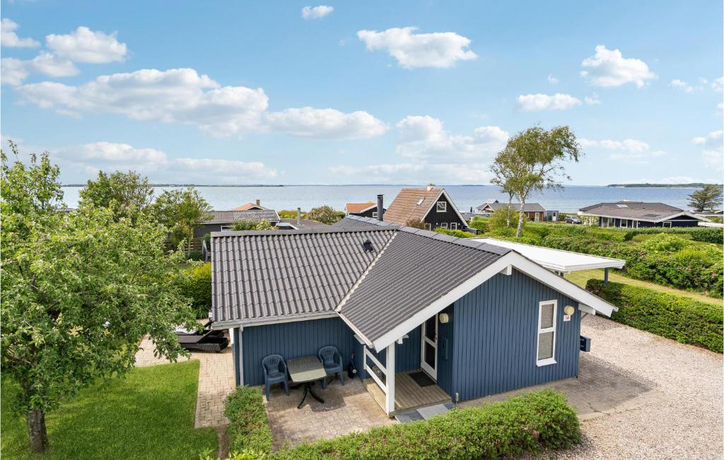 una vista aérea de una casa azul con patio en Lovely Home In Assens With Wifi en Assens