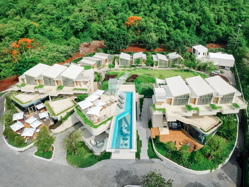 uma vista aérea de uma mansão com uma piscina em Hotel MYS Khao Yai ! Adult only hotel 13 Up em Mu Si