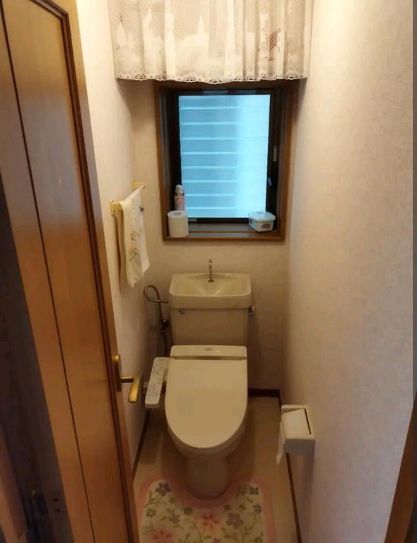 Vannituba majutusasutuses IIIハウス　ひらパーからすぐの３階建て一軒家　全寝室エアコン新調　wifi完備　旅行&ビジネス大歓迎
