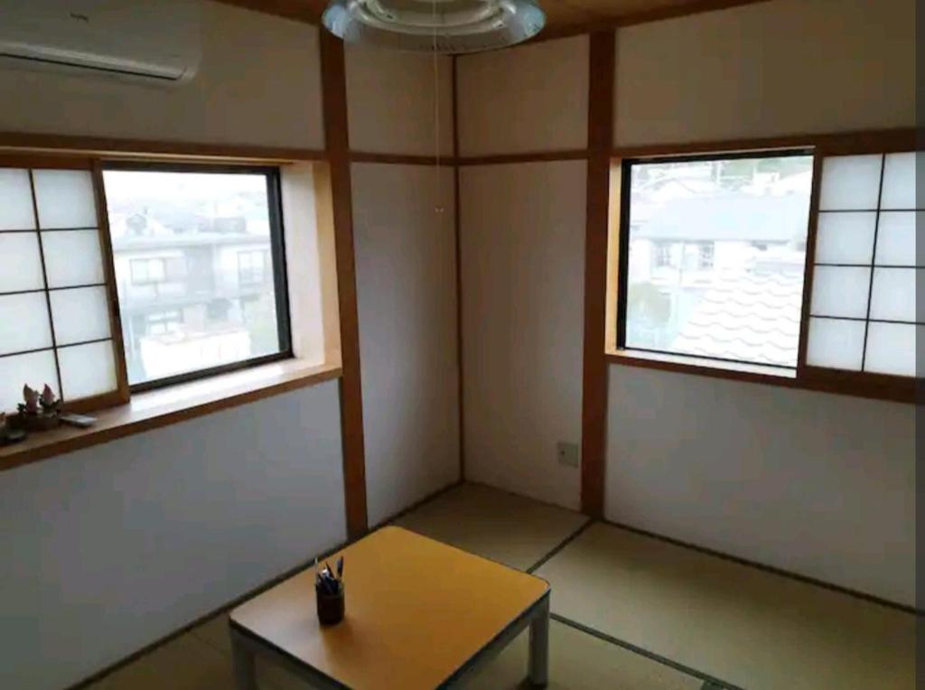 Foto sihtkohas Hirakata asuva majutusasutuse IIIハウス　ひらパーからすぐの３階建て一軒家　全寝室エアコン新調　wifi完備　旅行&ビジネス大歓迎 galeriist
