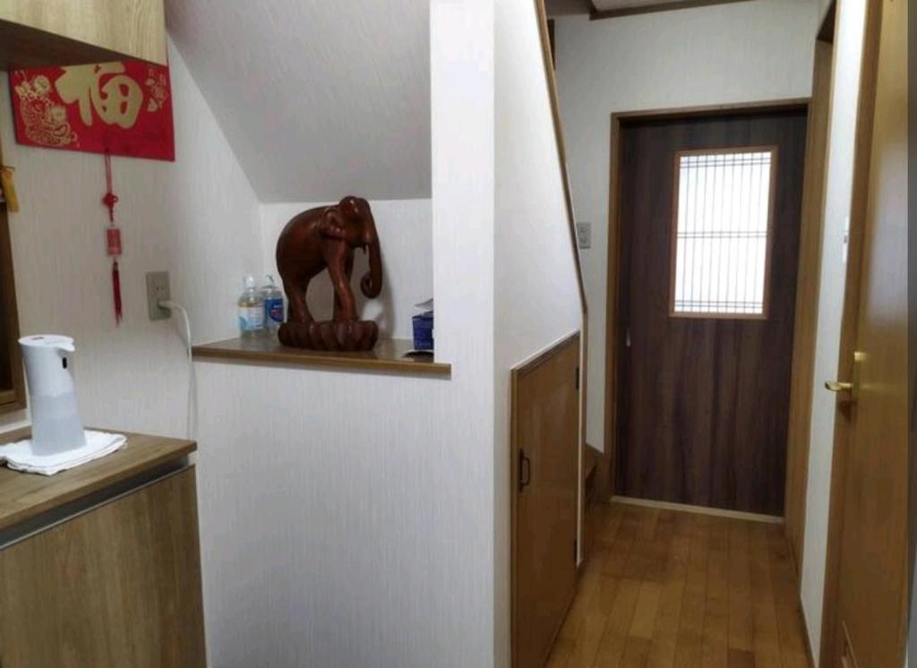 Foto sihtkohas Hirakata asuva majutusasutuse IIIハウス　ひらパーからすぐの３階建て一軒家　全寝室エアコン新調　wifi完備　旅行&ビジネス大歓迎 galeriist