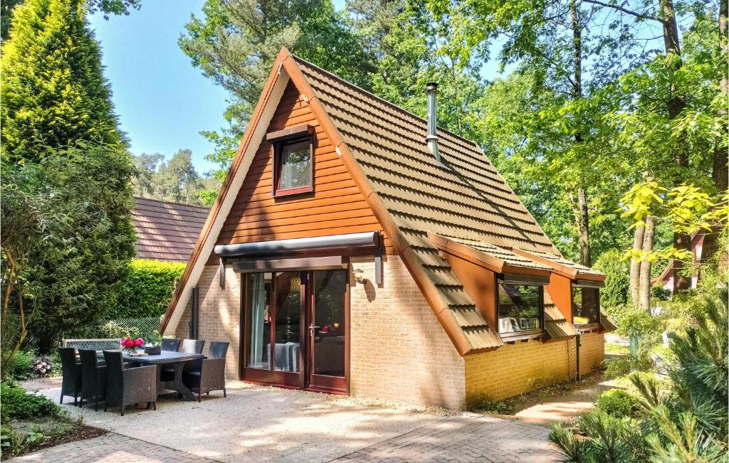 una pequeña casa con una mesa delante en 3 Bedroom Stunning Home In Rekem-lanaken en Bovenwezet