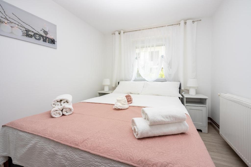 Postel nebo postele na pokoji v ubytování Apartmani Ana
