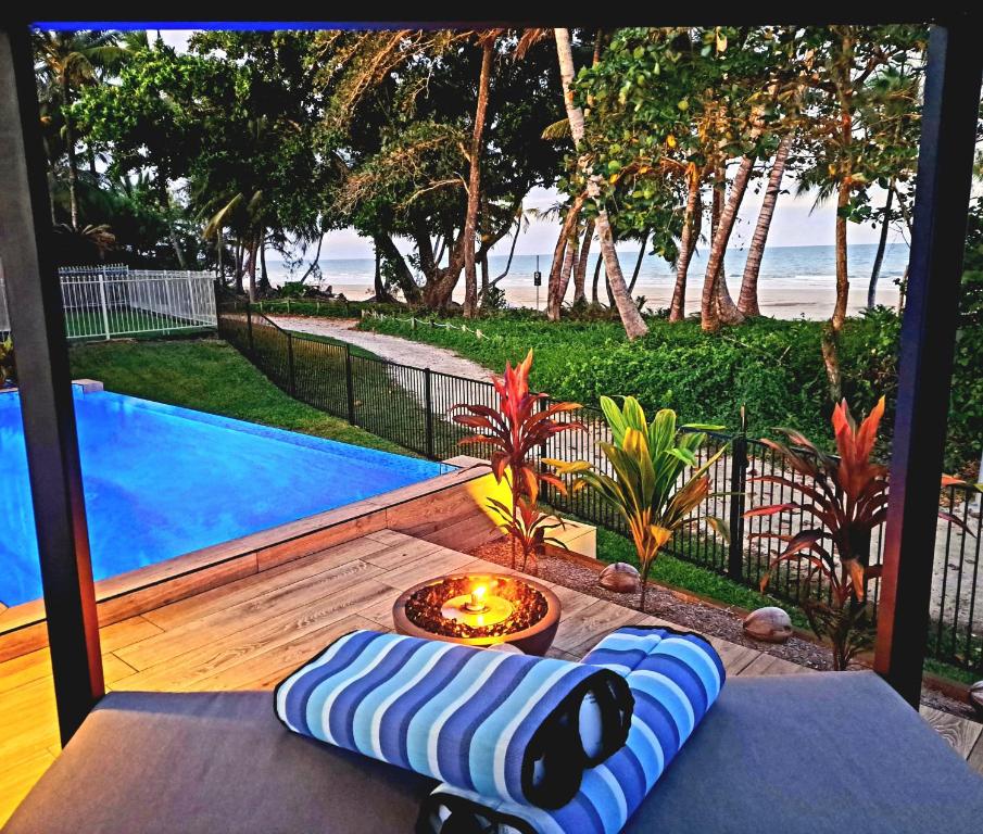 Bazén v ubytování Seadreams Mission Beach nebo v jeho okolí