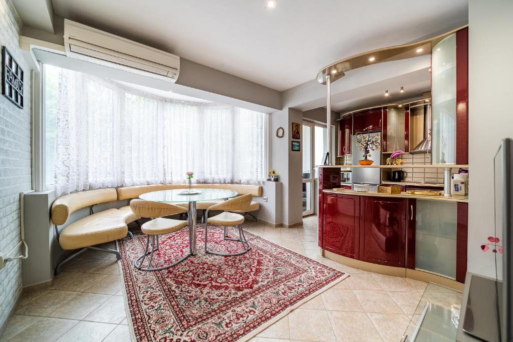 Honey 2bdrm Apartment