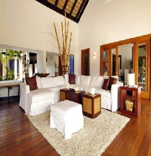 - un salon avec des canapés blancs et un tapis dans l'établissement Darbin ~, à Cannes