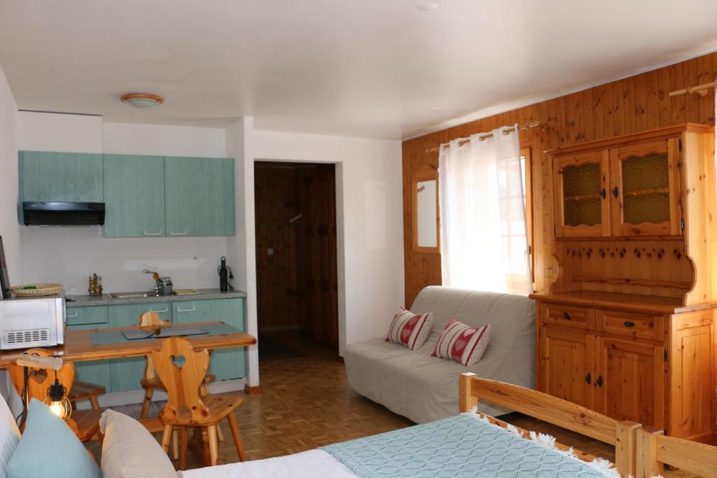 Kuchyň nebo kuchyňský kout v ubytování Le Vieux Valais