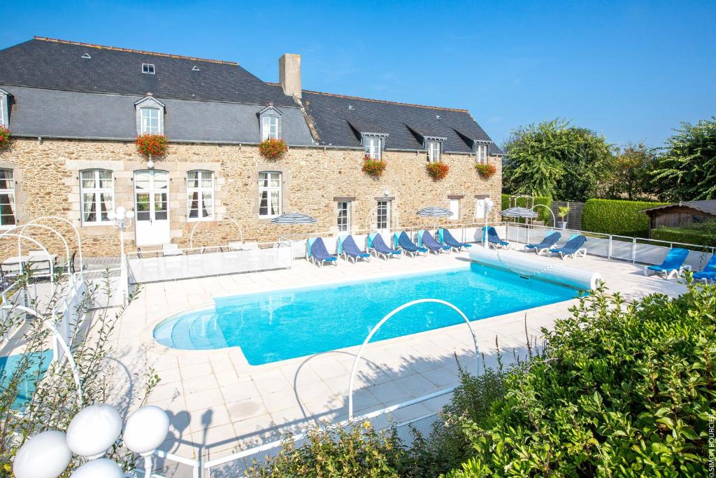 The swimming pool at or close to Hotel Spa La Malouini&egrave;re Des Longchamps - Saint-Malo