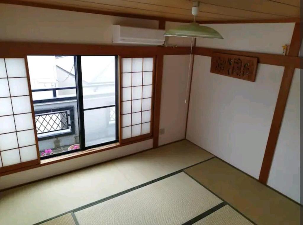 Foto sihtkohas Hirakata asuva majutusasutuse IIIハウス　ひらパーからすぐの３階建て一軒家　全寝室エアコン新調　wifi完備　旅行&ビジネス大歓迎 galeriist