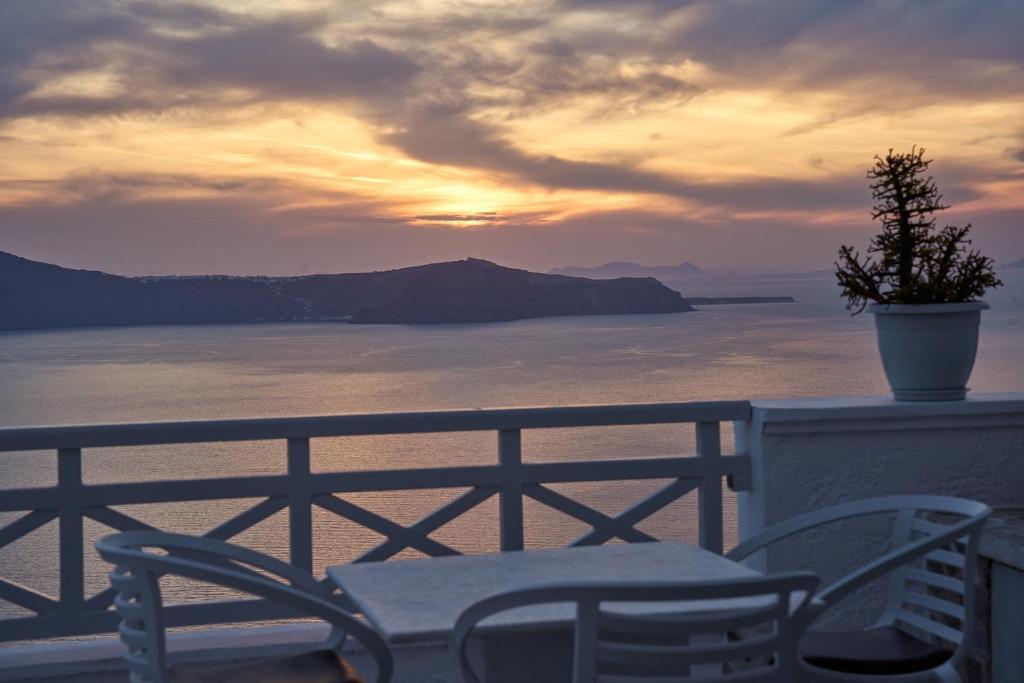 Amphitheater Cave Houses - 6