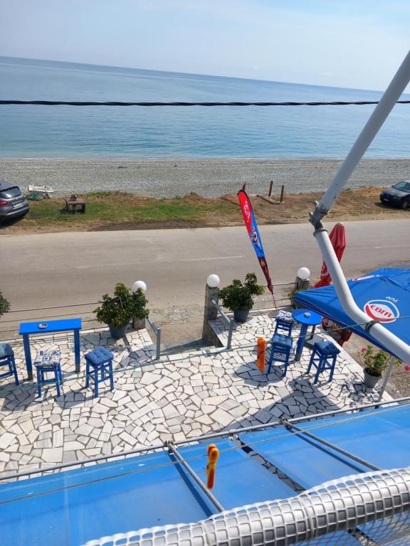 - Vistas a la playa desde la terraza de un barco en AGATHA appartments PALIOURIA, en Kokkino Nero