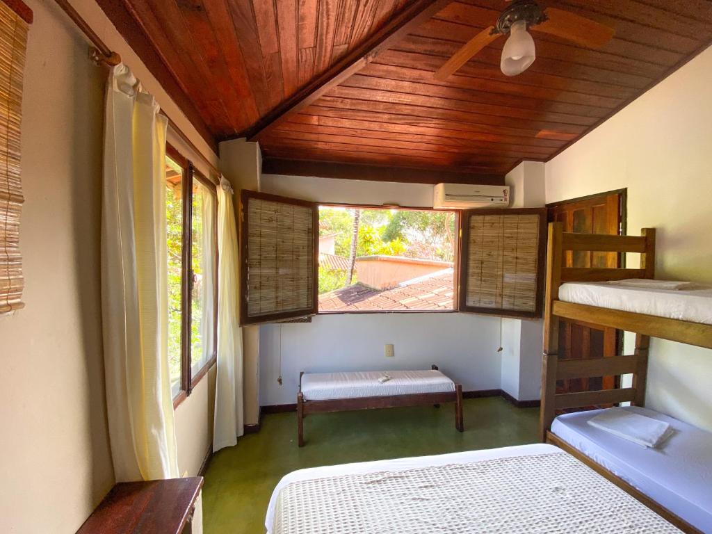 מיטה או מיטות קומותיים בחדר ב-Ôxe Uai Hostel