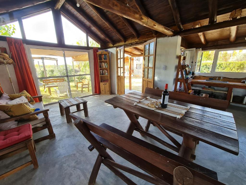Espacio Nux في Los Árboles: غرفة مع طاولة خشبية مع زجاجة من النبيذ