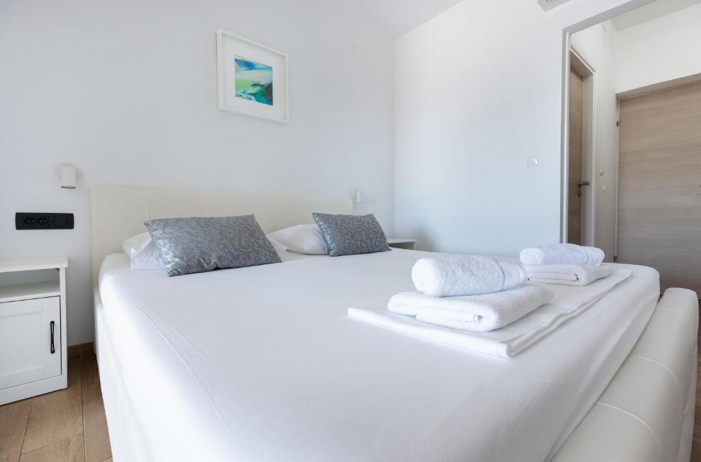 Postel nebo postele na pokoji v ubytování Apartments and Rooms Bonkan Hvar