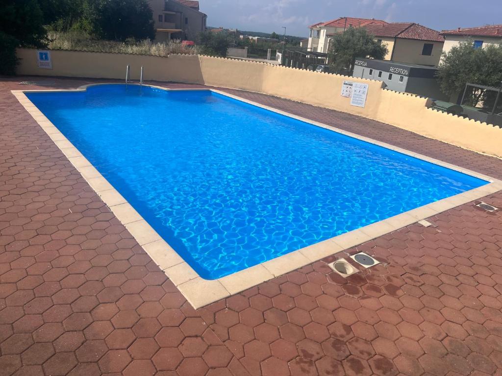 una vista aérea de una piscina de agua azul en Fortuna Apartment en Vabriga
