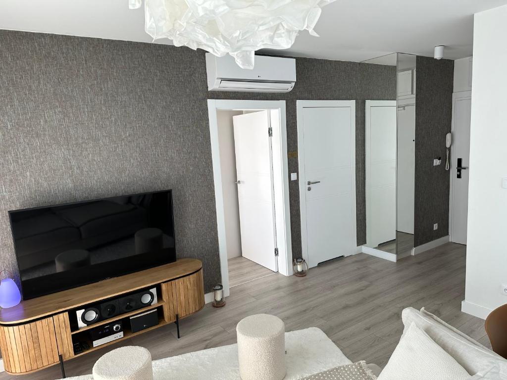 Televízia a/alebo spoločenská miestnosť v ubytovaní Wave Resort & Spa Magic Apartaments with sea view
