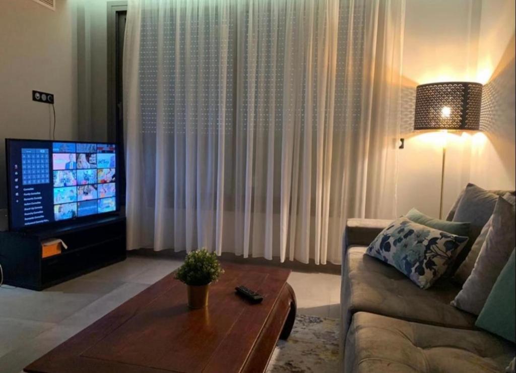 En tv och/eller ett underhållningssystem på Eden gauthier