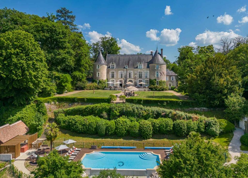 un domaine avec une piscine et un jardin dans l'établissement Château De Pray, à Amboise