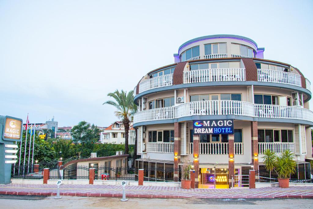 un gran edificio con un cartel delante en RK MAGİC DREAM HOTEL, en Kemer