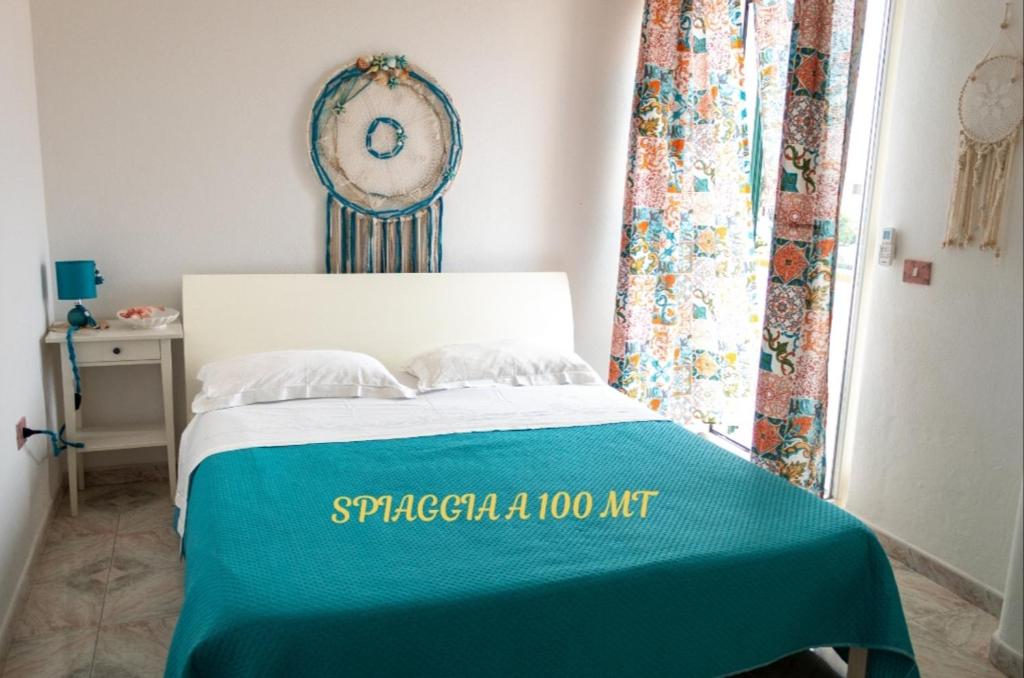 ein Schlafzimmer mit einem Bett mit einer grünen Decke darauf in der Unterkunft Dimora Di Meglio a un passo dal mare in Ischia